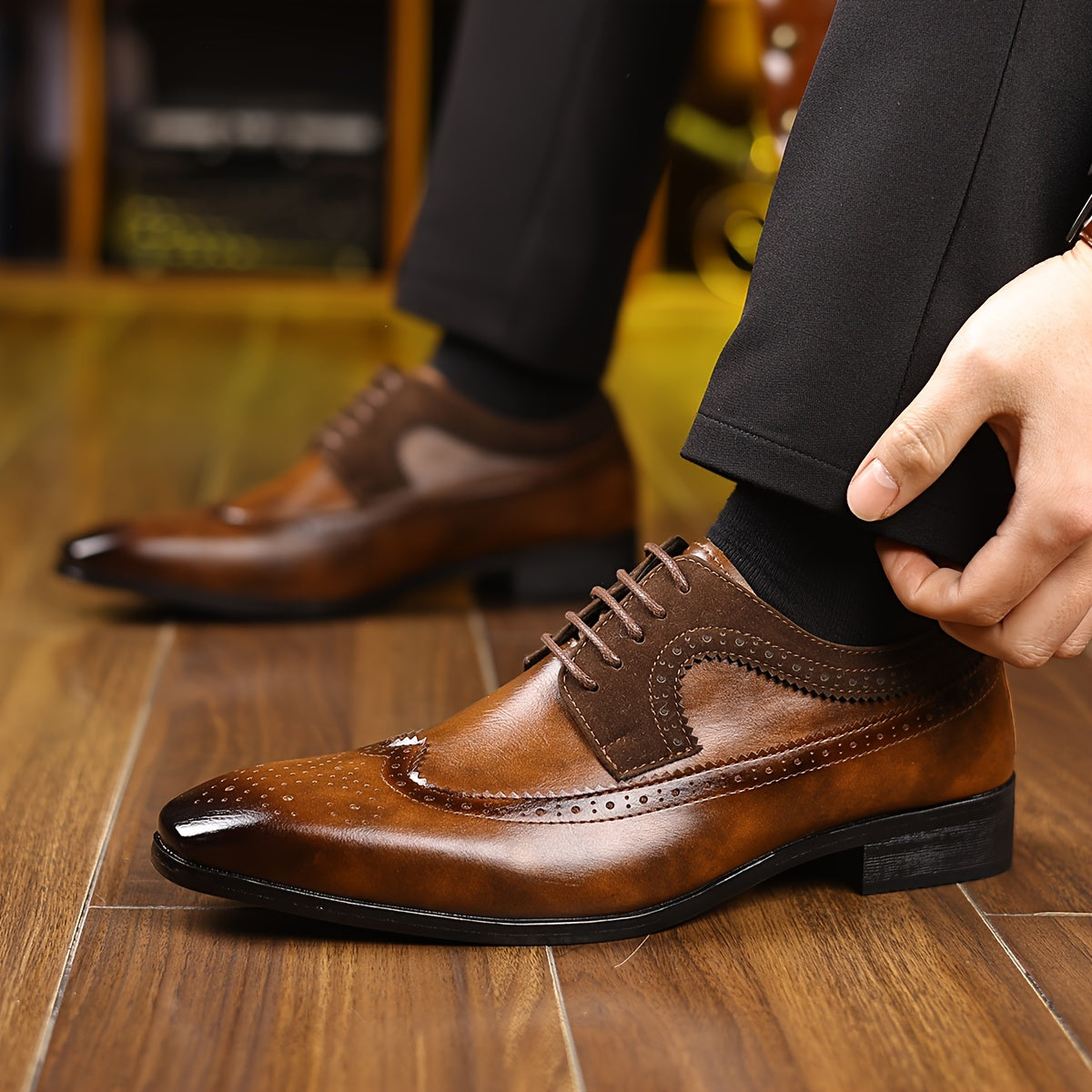 Two-Tone Brogue Oxford Shoes with Wingtip Perforations for Formal Wear