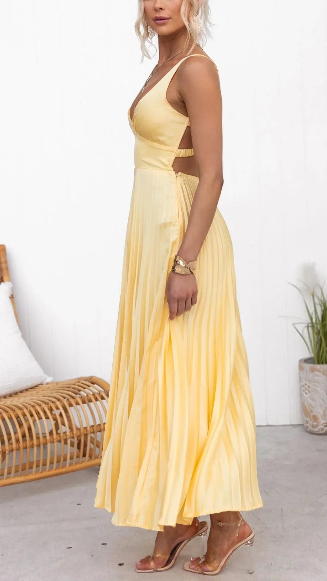 Mandy | Elegant Yellow Pleated V-Neck Maxi Dress - Image 3