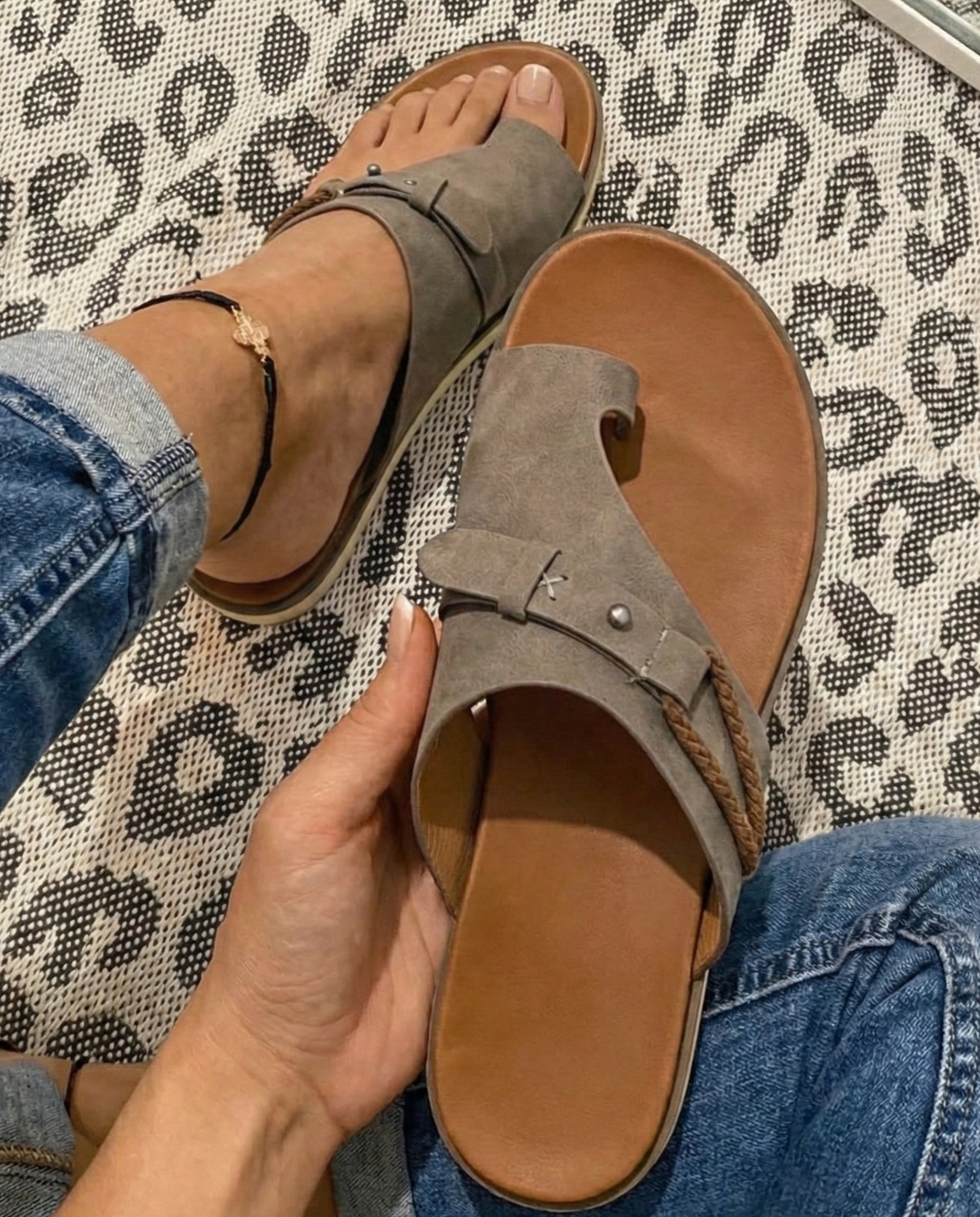 Women's Toe Loop Sandals with Padded Footbed and Flexible Rubber Outsole, Slip on Flat