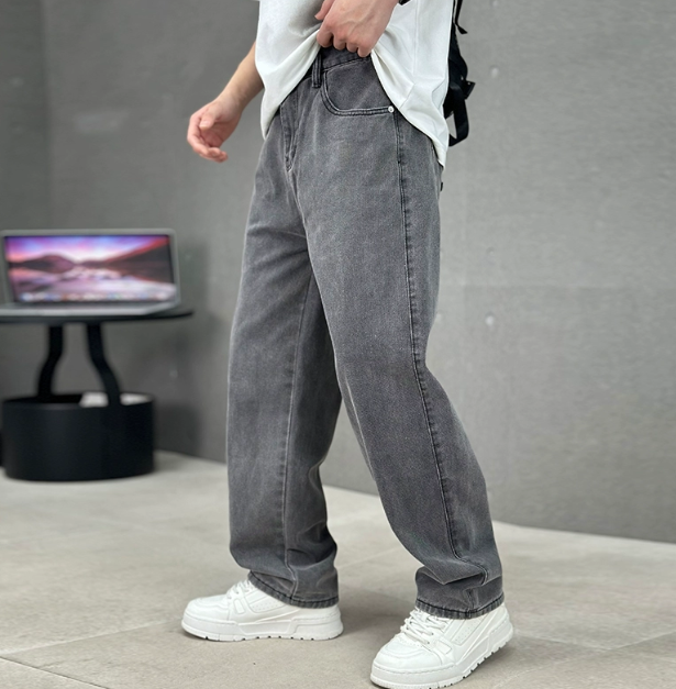 Men's Relaxed Fit Baggy Jeans with Wide Leg Cut for Casual Wear