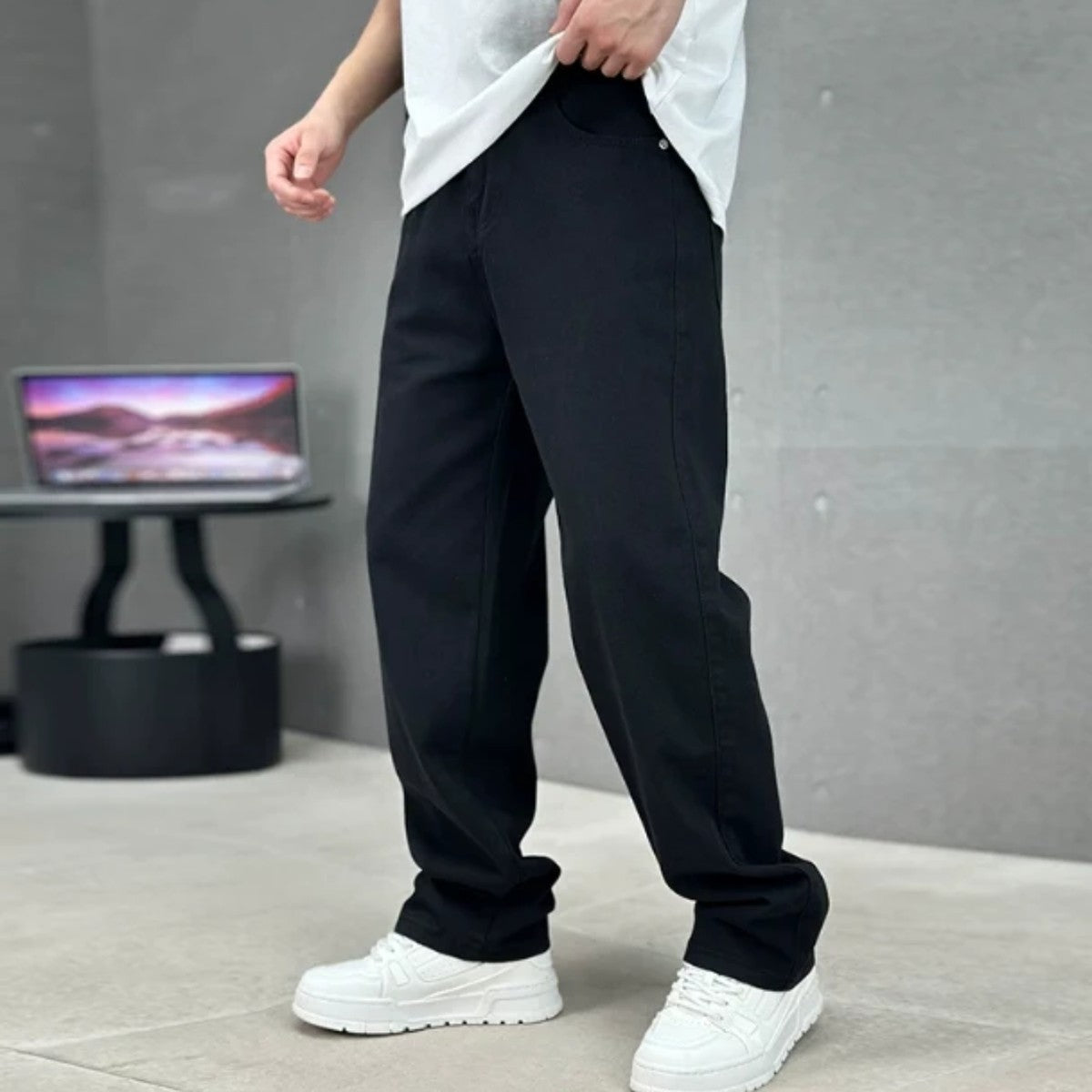 Men Straight Leg Denim Jeans with Classic Five Pocket Design